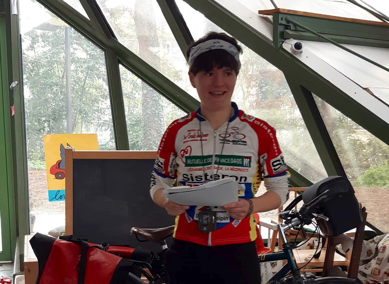 Avec toute sa vie sur son vélo